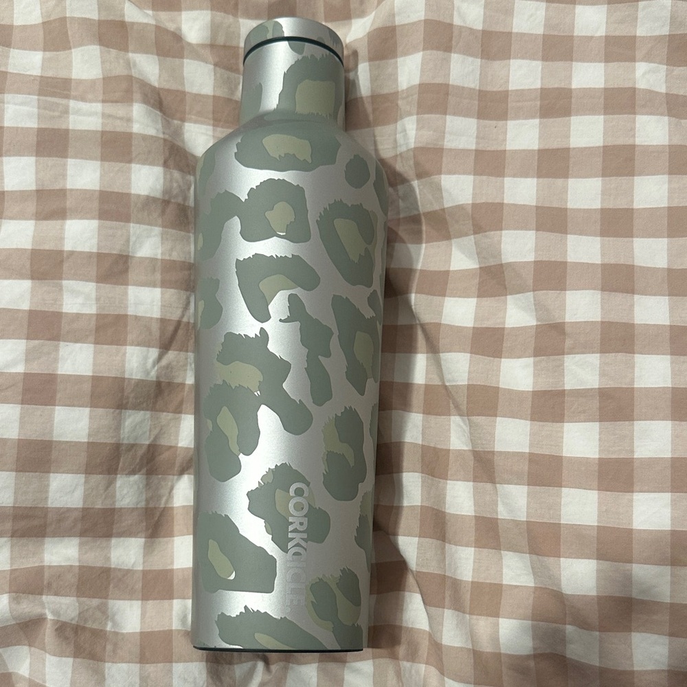 Corkcicle Silver and Cream cheetah Patterned Bottle 🐆